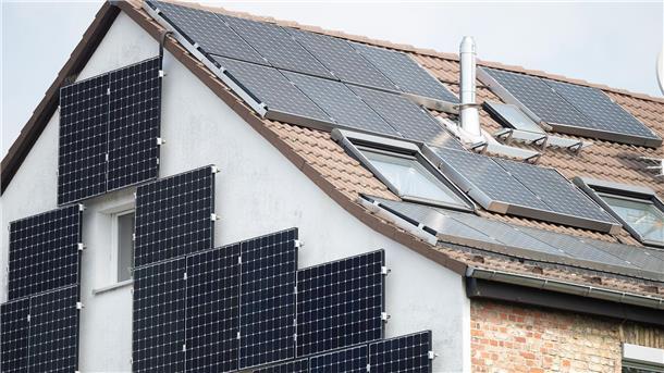 Weniger Haushalte wollen in Energiewende investieren Unangefochtene Nummer eins bei der Energiewende in Deutschland: Die Photovoltaikanlage. (Archivbild)