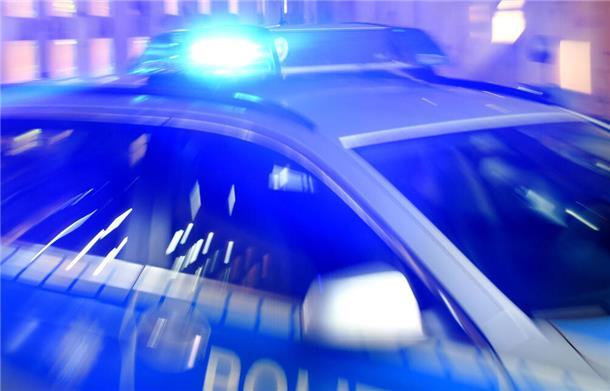 Ein Streifenwagen der Polizei steht mit eingeschaltetem Blaulicht auf der Straße.  Unbekannte brachen in der Nacht von Sonntag auf Montag in eine Lagerhalle in Otterndorf ein. Sie entwendeten Werkzeuge und Baumaterial im Wert eines hohen vierstelligen Betrags.