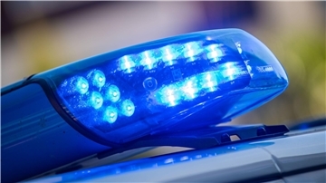 Ein Blaulicht ist auf dem Dach eines Polizeifahrzeugs zu sehen.