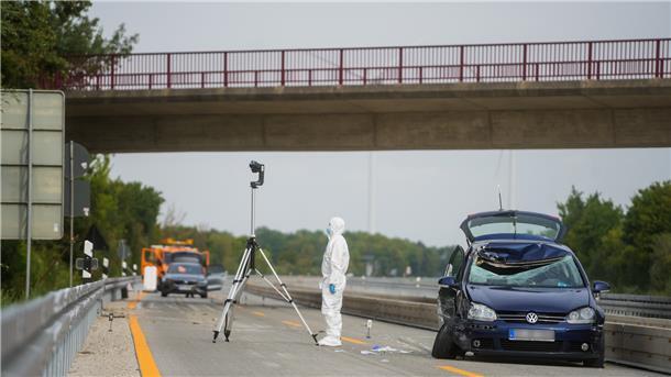 Unbekannte haben zwei Gullydeckel auf die Autobahn geworfen. Einer traf die Windschutzscheibe eines Autos. 
