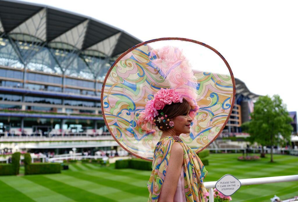 Eine Frage der Hüte: Dresscode beim Pferderennen in Ascot Und auch in unterschiedlichen Größen.
