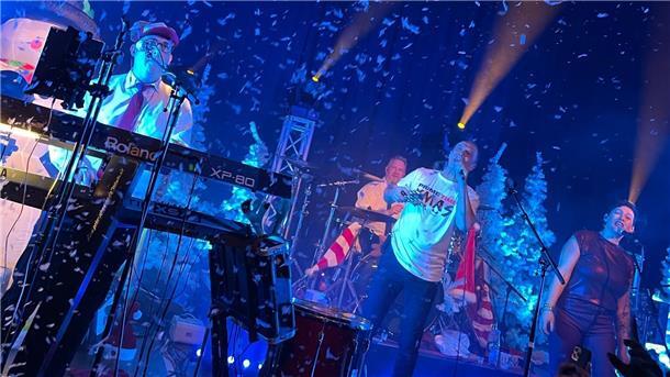 Und es schneit doch. Im dritten der drei Christmas-Rock-Konzerte ließ es Prime Time schneien. Alle technischen Hindernisse waren ausgeräumt.