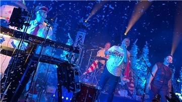 Und es schneit doch. Im dritten der drei Christmas-Rock-Konzerte ließ es Prime Time schneien. Alle technischen Hindernisse waren ausgeräumt.