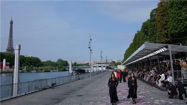 Chanel macht das Seine-Ufer zum Laufsteg Und in der Ferne ist der Eiffelturm zu sehen.