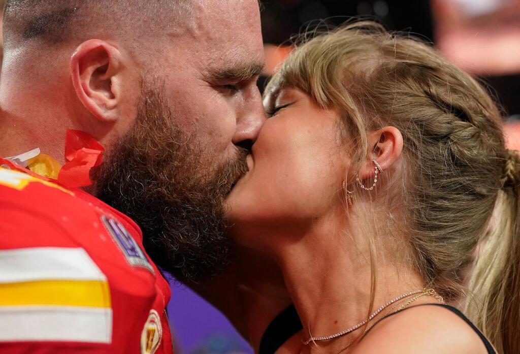 Und Kuss: Inzwischen sind Taylor Swift und Travis Kelce verlobt. (Archivbild)