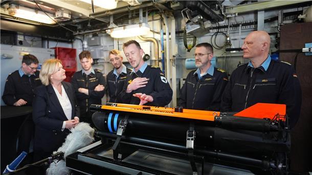 Wehrbeauftragte Högl fordert Investitionen in die Marine Und sie redete vertraulich mit Soldaten.