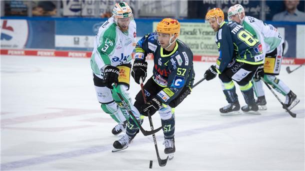 Wenig Gegenwehr: Pinguins fahren deutlichen Sieg ein Und tschüss! Alex Friesen lässt seinem Gegenspieler das Nachsehen.