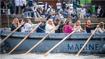 Frauen rudern in einem Boot.
