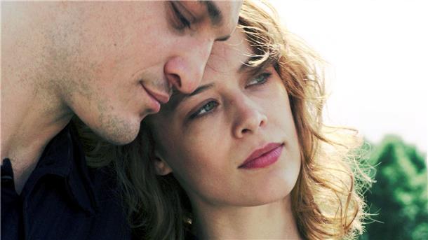 Christian Petzolds „Undine“ läuft auf Arte Undine (Paula Beer) fühlt sich bei Christoph (Franz Rogowski) geborgen.
