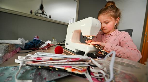 Unermüdlicher Einsatz: Die zehnjährige Lilly näht Schutzmasken.