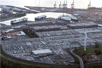 Blick auf den Hafen von Bremerhaven. Unfall am Dienstagabend in Bremerhaven: Beim Beladen eines Autotransporters im Nordhafen  wurde ein Einweiser von einem SUV erfasst und leicht verletzt.