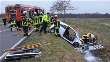 Unfall auf der K 102 in Bremervörde: Die Beifahrerin in diesem Opel Corsa wurde so schwer verletzt, dass sie knapp zwei Stunden später starb. Auch das Kind der im achten Monat schwangeren Frau konnte nicht mehr gerettet werden.