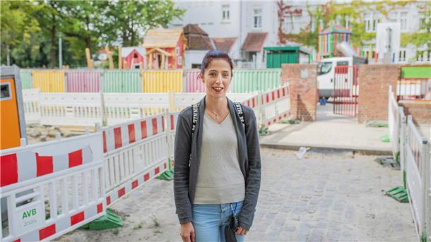 Unfall- und Stolpergefahr: Natalie Schinacha kritisiert die Baustelle direkt vor dem Eingang der Astrid-Lindgren-Schule.