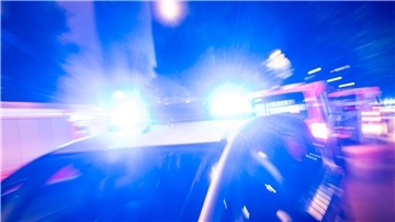 Schwerer Unfall auf der L134: Kradfahrer lebensgefährlich verletzt Ein Streifenwagen der Polizei steht mit Blaulicht an einem Einsatzort.