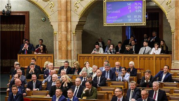 Ungarns Parlament hat eine Verfassungsänderung beschlossen, der zufolge der Mensch ausschließlich als Mann oder Frau definiert wird.