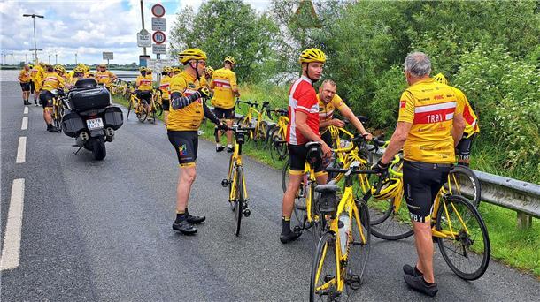 Tour de France im Cuxland? Warum 50 Dänen im Gelben Trikot nach Paris radeln Ungewöhnlicher Peloton: 50 Gelbe Trikots und ein Dänemark-Trikot.