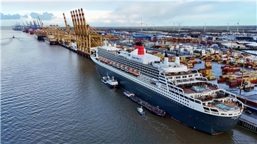 Die "Queen Mary 2" hat in Bremerhaven am Containerterminal festgemacht.