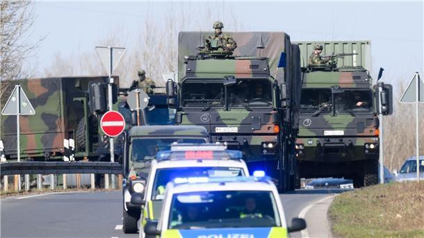 Rund 320 Militärfahrzeuge rollen durch Niedersachsen Ungewöhnliches Bild: Schwerbewaffnete Soldaten fahren durch Hannover.