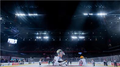 Ungewohnter Anblick: Eishockey im Kölner Fußballstadion.