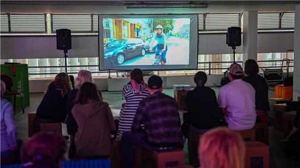 Ungewohnter Austragungsort: In der europäischen Mobilitätswoche wurde der Dokumentarfilm „A Human Ride“ im Parkhaus City-Nord (Rampenstraße) gezeigt.