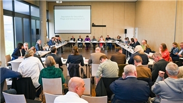 Ungewohntes Bild: Die Deputation für Gesundheit, Pflege und Verbraucherschutz tagte im Timeport 2 in Bremerhaven.