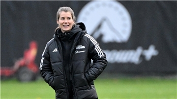 Union Berlins Interims-Co-Trainerin Marie-Louise Eta während des Trainings.