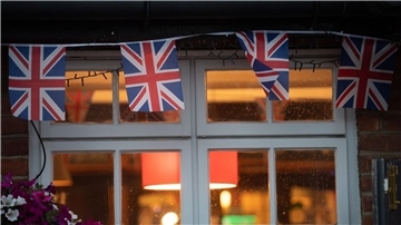 Union-Jack-Fahnen am eines Pubs in London.