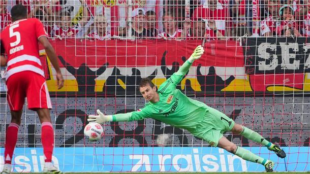 Union-Keeper Rönnow ahnt beim Elfmeter die richtige Ecke. 
