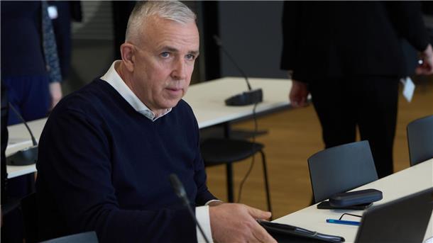 Feuerzeugwurf-Eklat um Union: Bochum darf 2:0-Sieg behalten Union-Präsident Dirk Zingler beim DFB-Bundesgericht