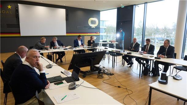 Feuerzeugwurf-Eklat um Union: Bochum darf 2:0-Sieg behalten Union-Präsident Dirk Zingler (li.) und Bochums Geschäftsführer Ilja Kaenzig (ganz rechts) beim DFB-Bundesgericht in Frankfurt