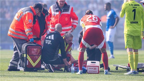 Unions Diogo Leite musste minutenlang behandelt werden. 