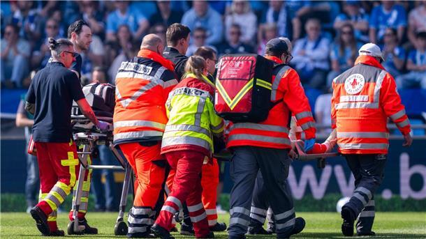 Unions Leite muss mit einer Trage vom Feld gebracht werden
