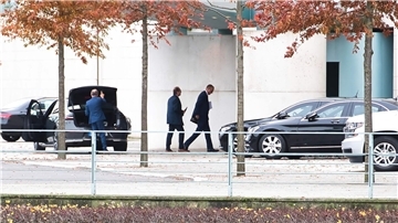 Unionsfraktionschef Friedrich Merz (r) und CSU-Landesgruppenchef Alexander Dobrindt bei ihrer Ankunft am Kanzleramt.