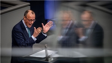 Unionsfraktionschef Friedrich Merz wirft den Koalitionsfraktionen SPD, Grüne und FDP Wahlrechtsmanipulation zugunsten von Kulturstaatsministerin Claudia Roth vor.