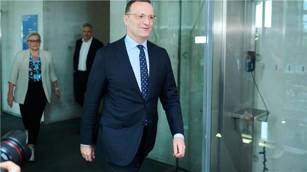 Spahn: Masken-Vorwürfe entkräftet - Linke fordert Rücktritt Unionsfraktionschef Jens Spahn auf dem Weg in den Haushaltsausschuss des Bundestages.
