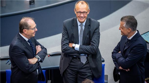 Unionsfraktionschef Merz pocht darauf, dass Kanzler Scholz die Vertrauensfrage schon am Mittwoch stellt. (Archivbild)