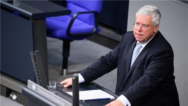 Unionspolitiker Jürgen Hardt während seiner Rede im Bundestag.