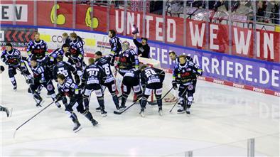 Eishockeyspieler der Fischtown Pinguins vor dem Spiel.