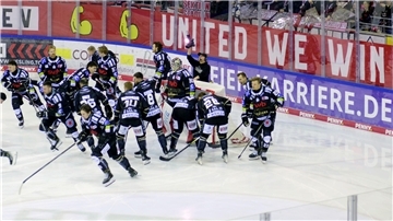 Eishockeyspieler der Fischtown Pinguins vor dem Spiel.