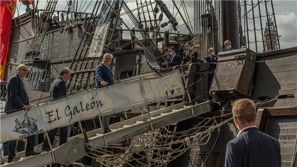 Unser Bundespräsident entert lachend das Schwimmende Museum „El Galeon“.