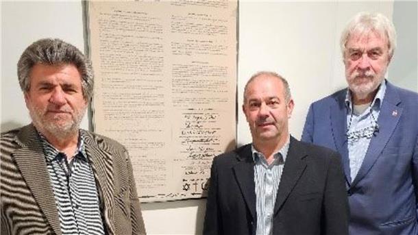 Unser Foto zeigt (von links): Mircea Ionescu, Ayhan Gündogdu und Sozialdezernent Uwe Parpart vor der Charta der Vielfalt.