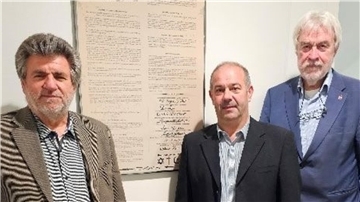 Unser Foto zeigt (von links): Mircea Ionescu, Ayhan Gündogdu und Sozialdezernent Uwe Parpart vor der Charta der Vielfalt.