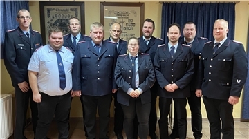 Unser Foto zeigt (von links): Torben Wilshusen (Gemeindebrandmeister), Mirco Dankers, Florian Brunkhorst, Frederik Harms, Christian Schneider, Carina Ulrich, Malte Augustin, Björn Albrecht, Eike Postels, Mario Klindworth (Ortsbrandmeister).