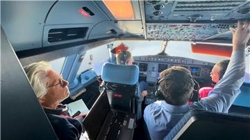 Blick in das Cockpit des Flugzeuges.