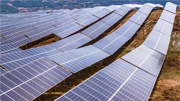 Unser Themenfoto zeigt einen Solarpark in China. Ganz so groß dürfte der in Ihlienworth nicht werden.