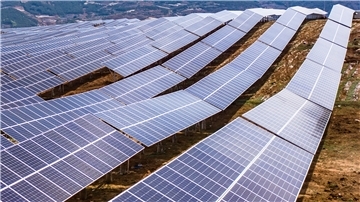Unser Themenfoto zeigt einen Solarpark in China. Ganz so groß dürfte der in Ihlienworth nicht werden.