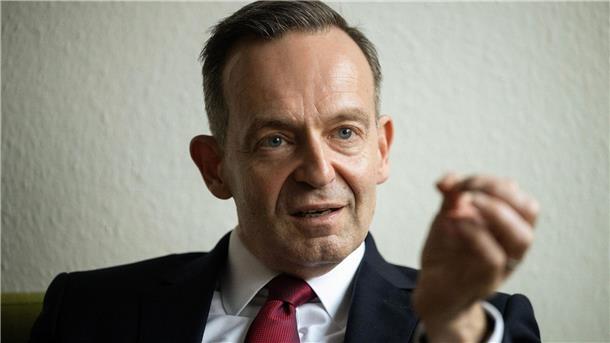 „Unser Vorschlag eröffnet E-Fuels-only-Fahrzeugen eine klare Entwicklungsperspektive, weshalb wir mit Nachdruck daran festhalten“: Bundesverkehrsminister Volker Wissing.