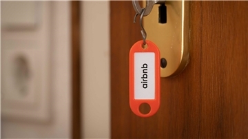 „Unser Ziel war es, neue, klare Regeln zu schaffen, die unserer Community mehr Klarheit darüber verschaffen, was sie auf Airbnb erwarten kann“, teilt das Unternehmen mit.