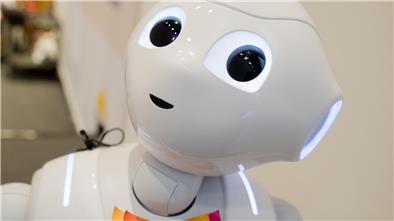 Unsere Autorin wünscht sich, KI wäre mehr wie „Pepper“ – niedlich und nützlich.