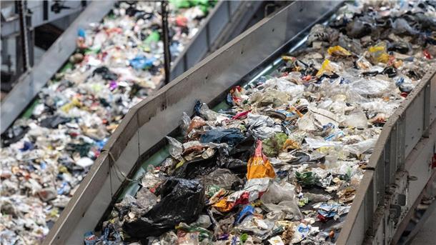 Rechnungshof sieht Recyclingziel der EU gefährdet Unsortierter Müll überwiegend aus dem sogenannten „Gelben Säcken“ läuft in einer Sortieranlage für Leichtverpackungen ber verschiedene Förderbänder.